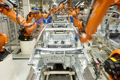 Der VW-Personalvorstand Horst Neumann will künftig mehr Roboter bei der Fahrzeugproduktion einsetzen