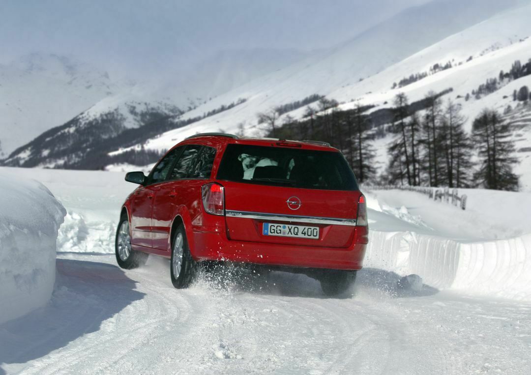 Roter Opel im Schnee