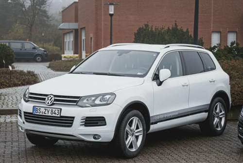 Einen Vierzylinder-Diesel wird es im Touareg wohl nicht so schnell geben. Dieser hier trägt einen zu Versuchszwecken