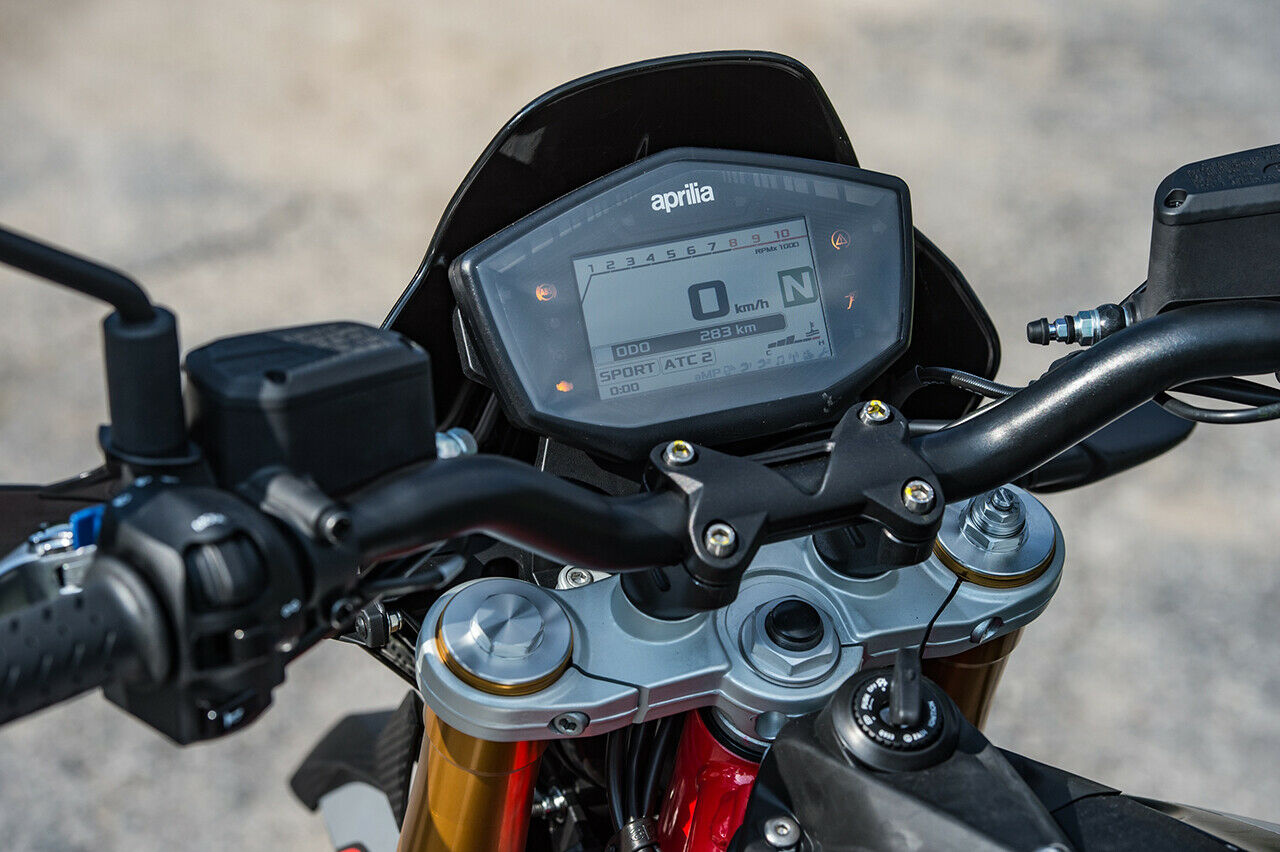 Bei der Aprilia Dorsoduro 900 ist die Traktionskontrolle in drei Stufen einstellbar