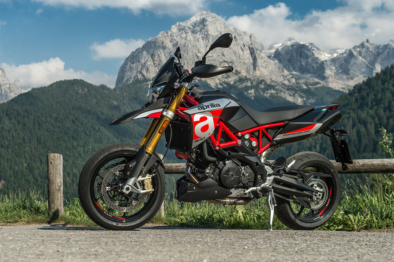 Der im Vergleich zur Shiver kürzere Radstand der Dorsoduro 900 trägt, neben der leichteren USD-Gabel, zur Handlichkeit des Motorrads bei