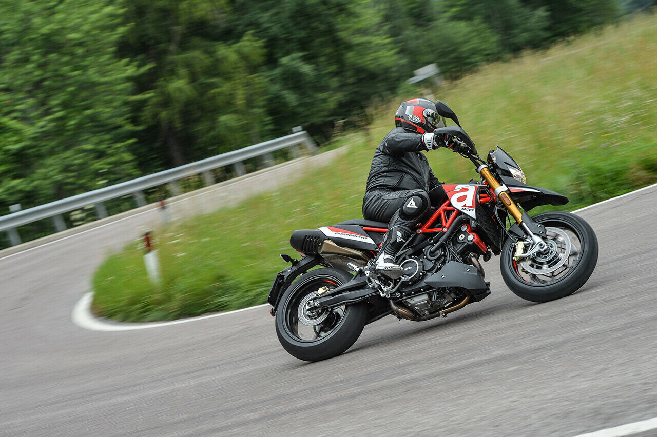 Auf kurvenreichen Dolomitenstraßen drückt sie kräftig aus engen Kurven
