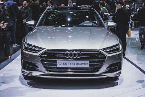 Zum Marktstart gibt es zunächst nur einen 3,0-Liter-V6-Verbrenner mit 340 PS (55 TFSI) bzw. 286 PS (50 TDI)