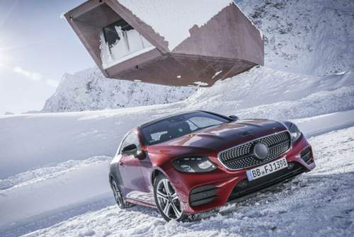 Das Coupé der E-Klasse bekommt den typischen Mercedes-Grill mit großem Zentralstern