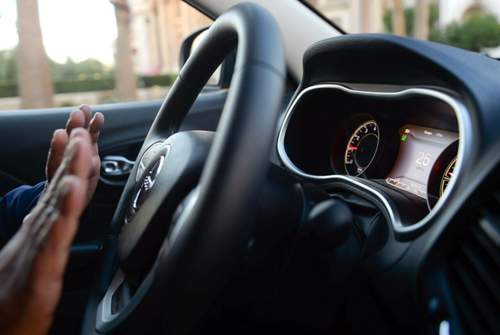 Die Hacker können nun bei voller Fahrt auf das Lenkrad des Jeep zugreifen. Allerdings nur, während ein Laptop mit dem Auto verbunden ist