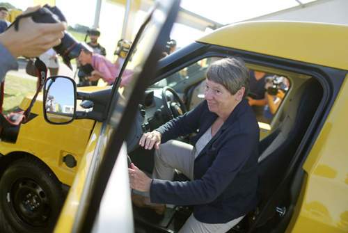 Umweltministerin Barbara Hendricks schaute sich anlässlich des 1.000. Streetscooters auf dem Firmengelände in Aachen um