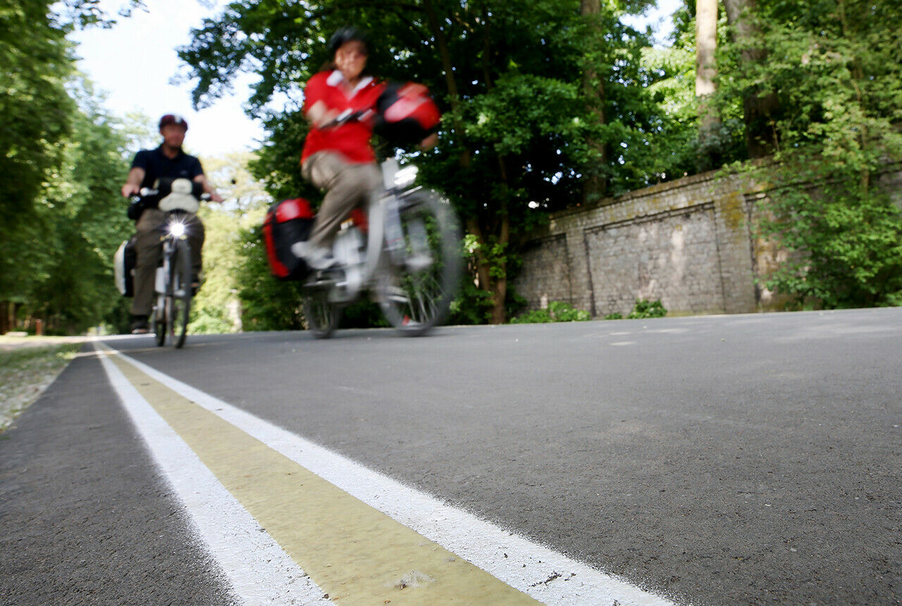 Mit dem Konzept des fluoreszierenden Radweges will die Stadt Duisburg Strom für Laternen sparen