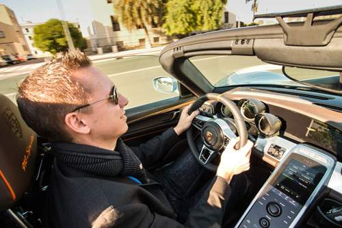 Carbon und Leder im Innenraum: MOTOR-TALK Redakteur Constantin Bergander auf Testfahrt im Porsche 918 Spyder
