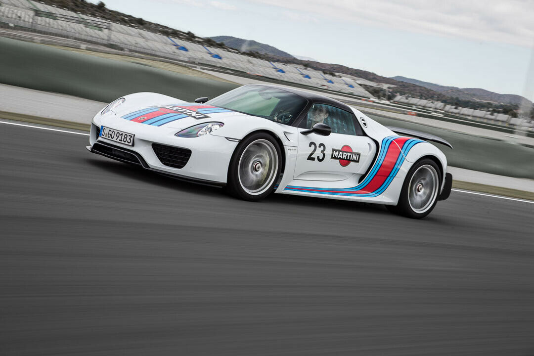 Der Porsche 918 beschleunigt schnell und hart: In 2,6 Sekunden erreicht er Tempo 100, nach 19,9 bis 20,9 Sekunden 300 km/h