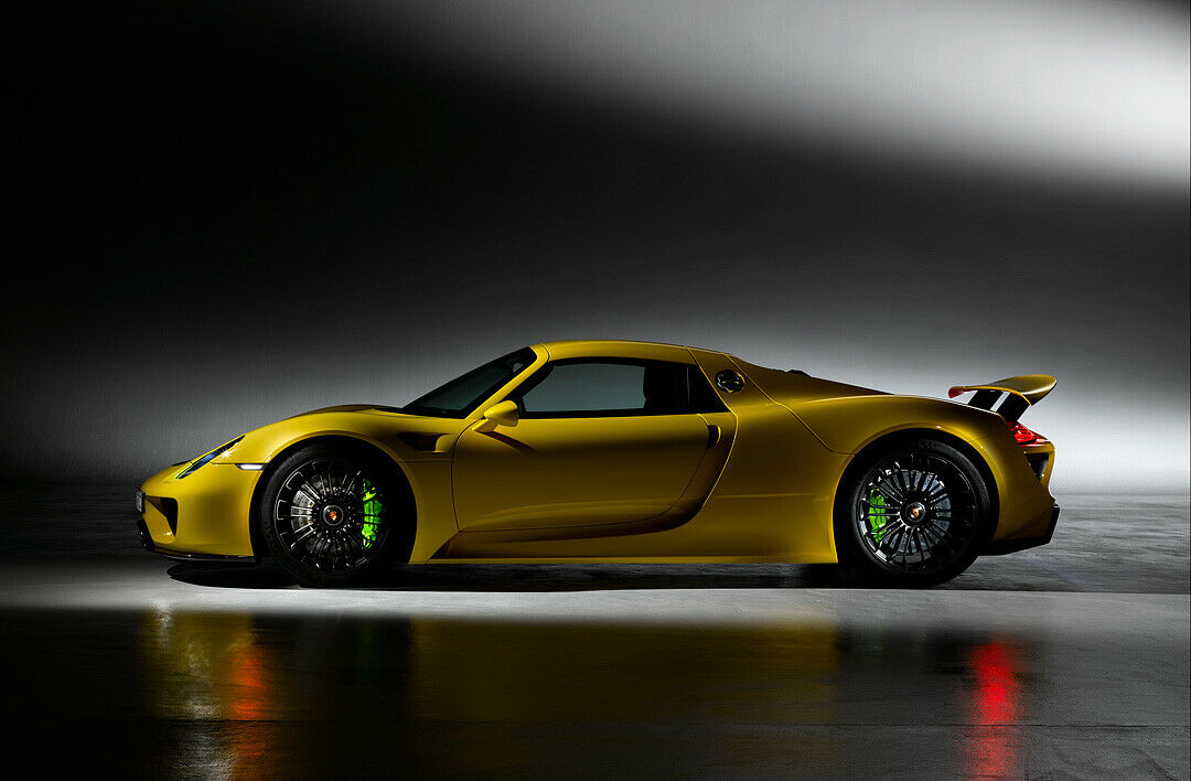 Die Bodenfreiheit des Porsche 918 Spyder beträgt 12 Zentimeter. Per Liftsystem lässt sich der Vorderwagen drei Zentimeter anheben