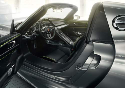 Endlich weniger Knöpfe: Das Cockpit des 918 Spyder wirkt aufgeräumt. Touchscreens und -pads gibt es in anderen Zuffenhausenern nicht