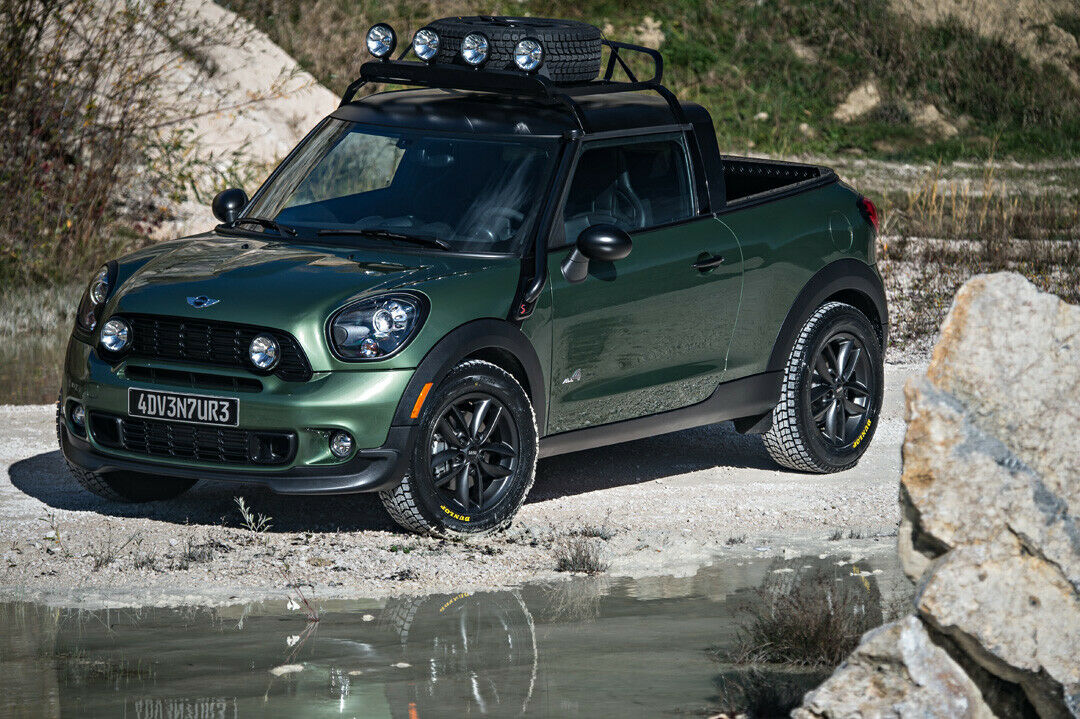 Mit Zusatzscheinwerfern auf dem Dach und an der Front sieht der kleine Mini Pick-up aus wie ein Großer