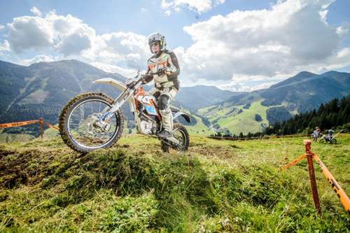Die KTM Freeride E ist einfacher zu bewegen als eine konventionelle Enduro - das komplizierte Zusammenspiel mit Schaltung, Kupplung und Gas entfällt