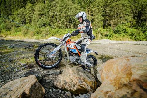 Der Akku der KTM wiegt 23 kg und kann in 1,5 Stunden wieder aufgeladen werden. Oder man löst vier Schrauben und tauscht ihn einfach.