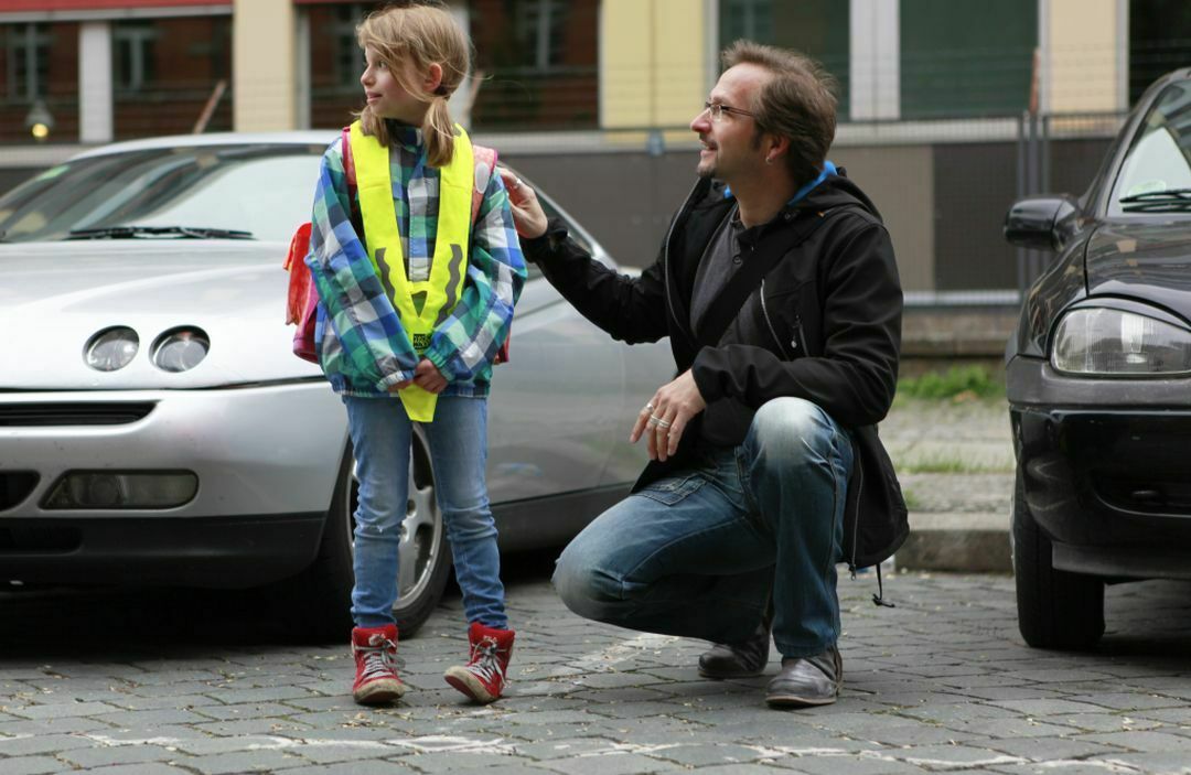 Um die Position ihrer Kinder einzunehmen, sollten Eltern einmal in die Hocke gehen