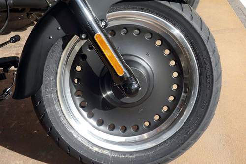 Auch die jüngste Modellgeneration der Harley-Davidson Fat Boy fährt mit Vollscheibenrädern