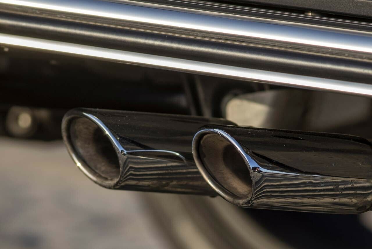 Auf beiden Seiten des G 63 gucken je zwei Sidepipes unter dem Trittbrett hervor