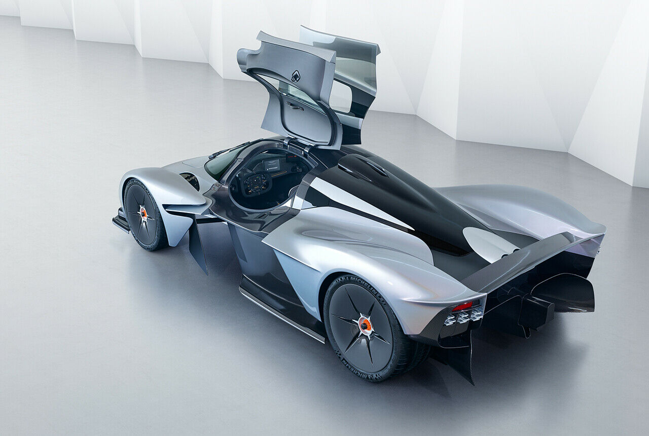 Der Zweisitzer bekommt einen V12-Saugmotor und Heckantrieb