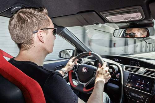 MOTOR-TALK-Redakteur Constantin am Steuer des kompakten Kraft-Prolls