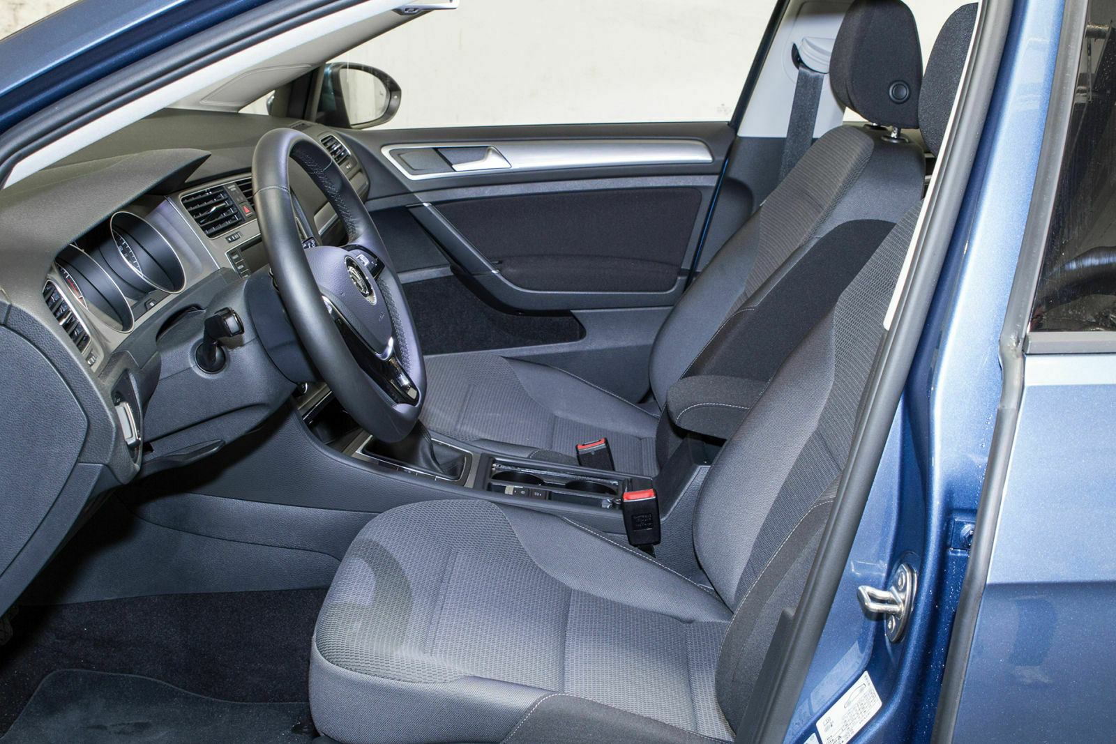 Stoffsitze im Golf 7 mit Comfortline-Ausstattung. Ihnen fehlt etwas Kontur und Seitenhalt. Gute Verarbeitung, angemessene Materialien