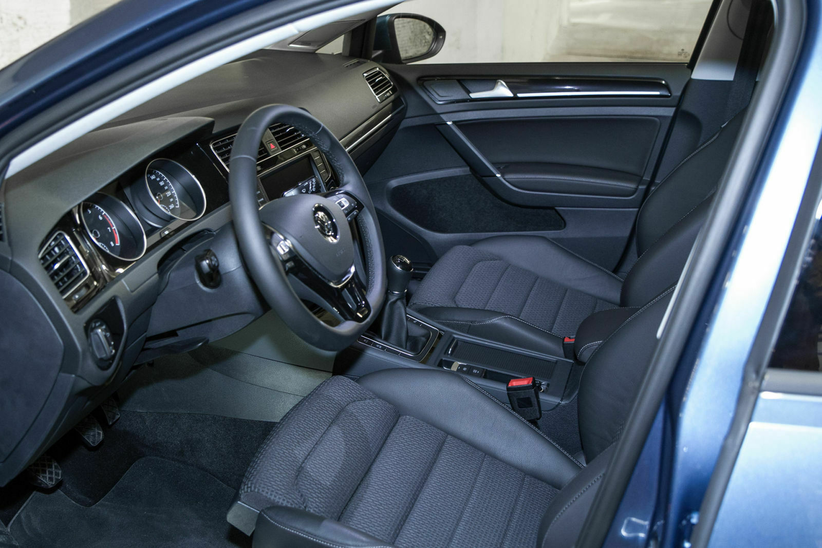Der Innenraum des Golf 7 mit Highline-Ausstattung und Teilleder-Sitzen