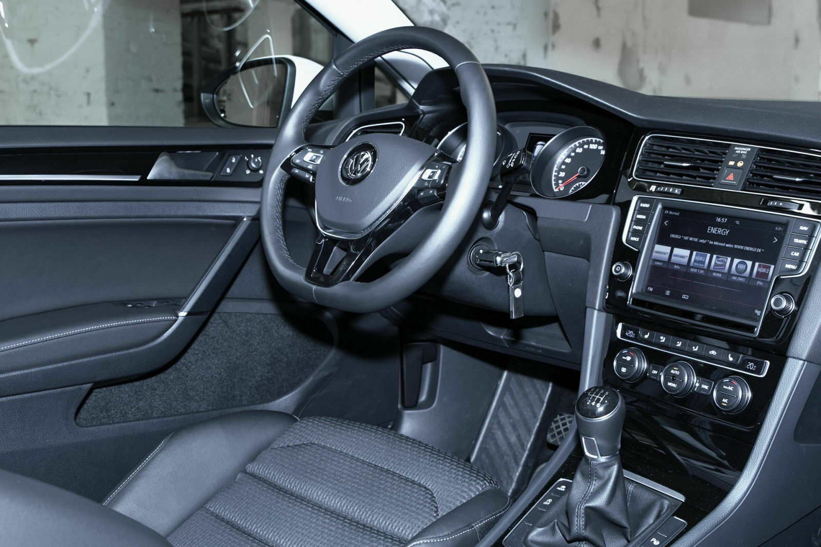 Der Navi-Bildschirm sitzt zu tief, er zieht den Blick zu lange von der Straße