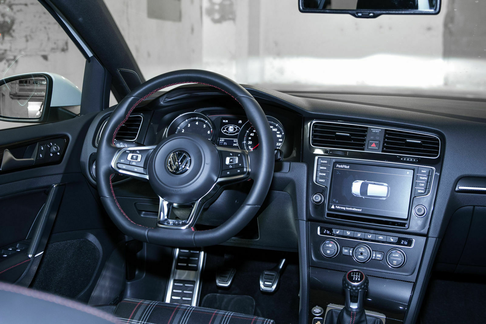 Das Infotainment-System funktioniert schnell und gut. Bei VW wird es über Berührungen bedient