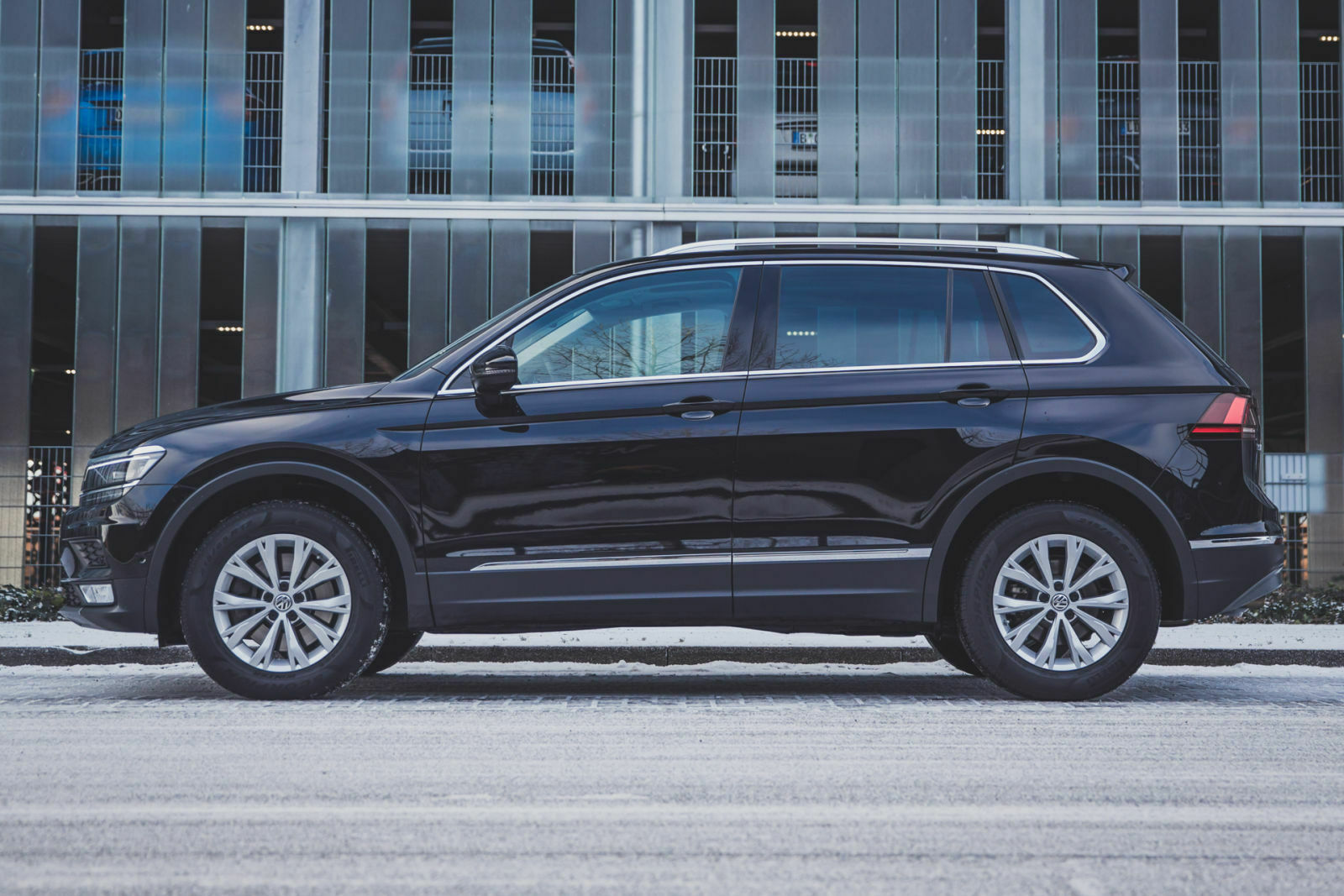 Deep Black Perleffekt nennt VW die Farbe unseres starken Diesels, sie kostet 565 Euro