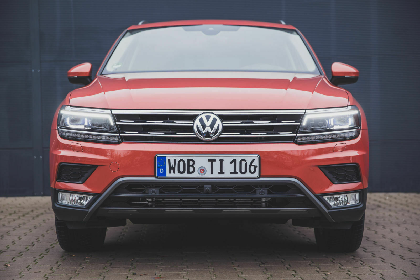 Unser starker Benzin-Tiguan kam im passenden Orange, mit Offroad- und Chrompaket