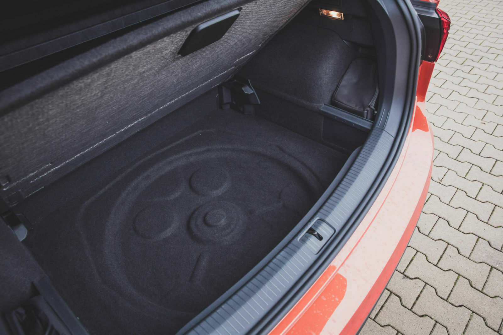 Wer auf das Ersatzrad verzichten kann, findet eine tiefe Mulde unter dem doppelten Boden