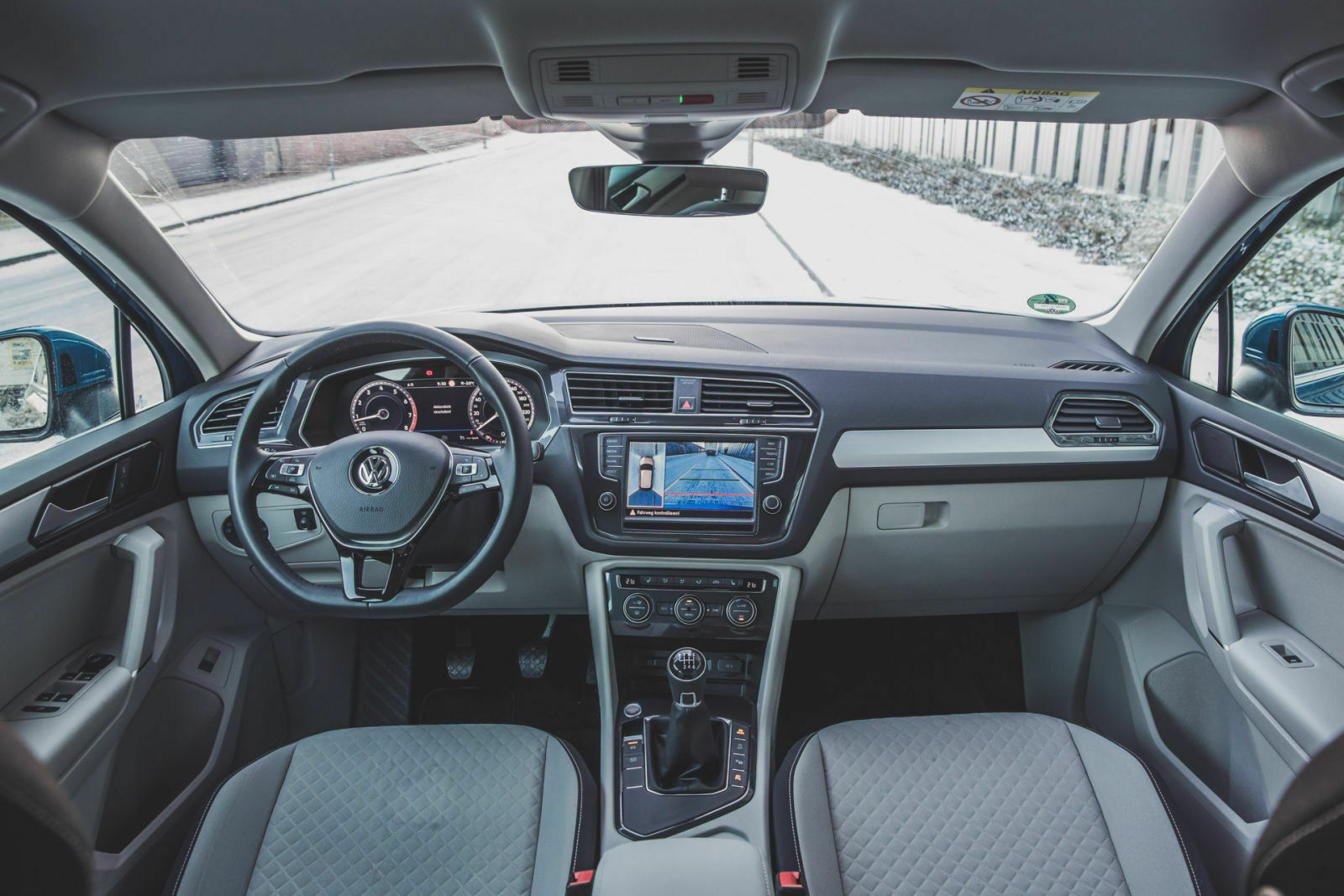 Mit hellem Kuntstoff im unteren Bereich wirkt das Tiguan-Interieur freundlicher