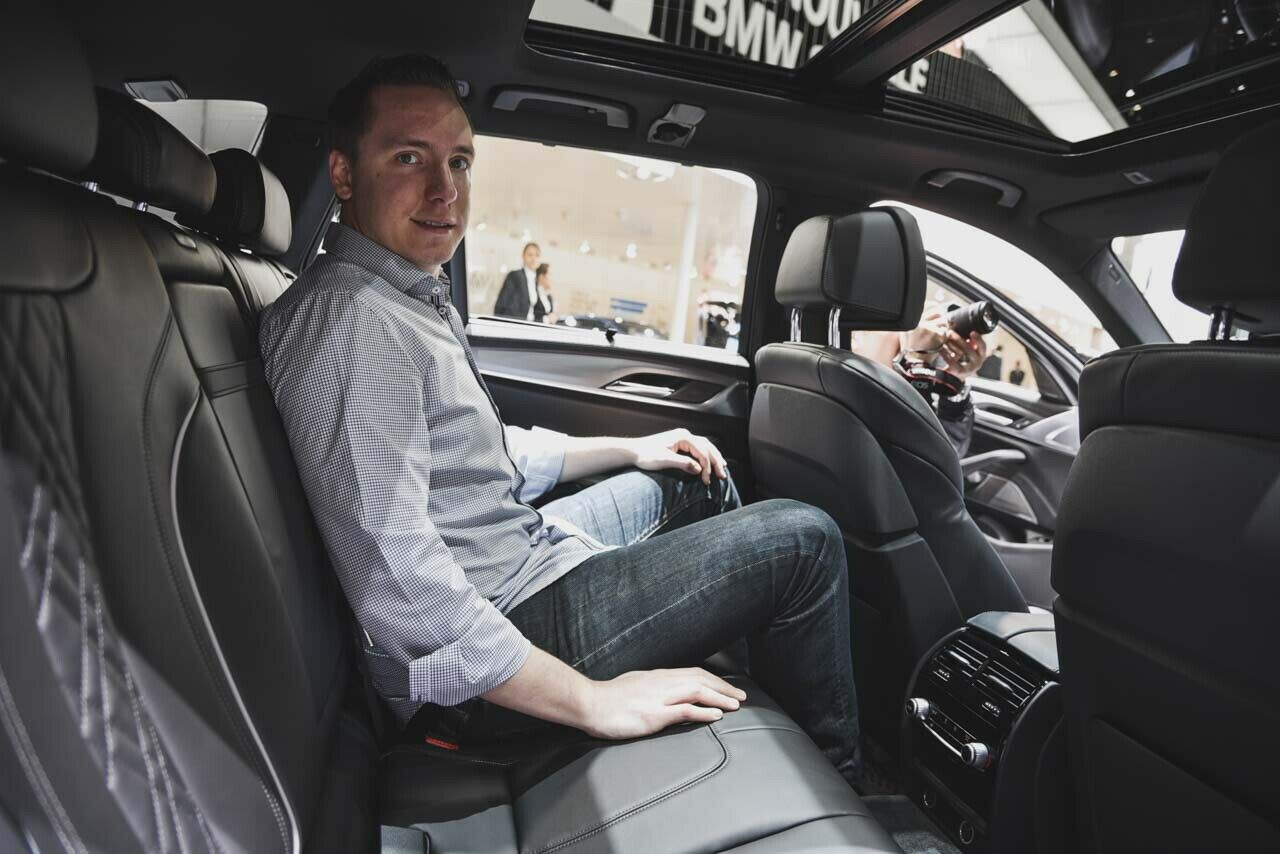 Hinten im BMW: Bequem, aber für Größe und Radstand verhältnismäßig klein
