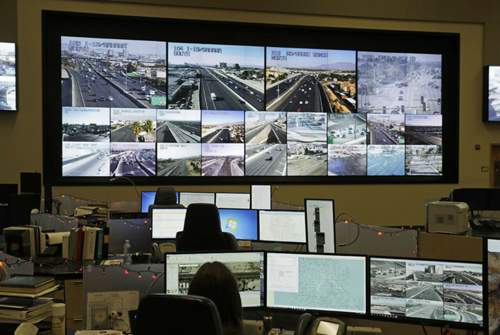 Blick in eine Verkehrsleitzentrale in den USA. Hier laufen die Daten zusammen, die Audi in A4 und Q7, die nach Juni 2016 gebaut wurden, abgreifen kann