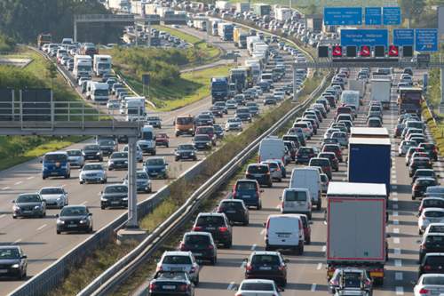 Ziel der Grünen ist es, in zwei Jahrzehnten kein neues Diesel- oder Benzin-Modell von den Bändern rollen zu lassen. E-Autos sollen dagegen gefördert werden