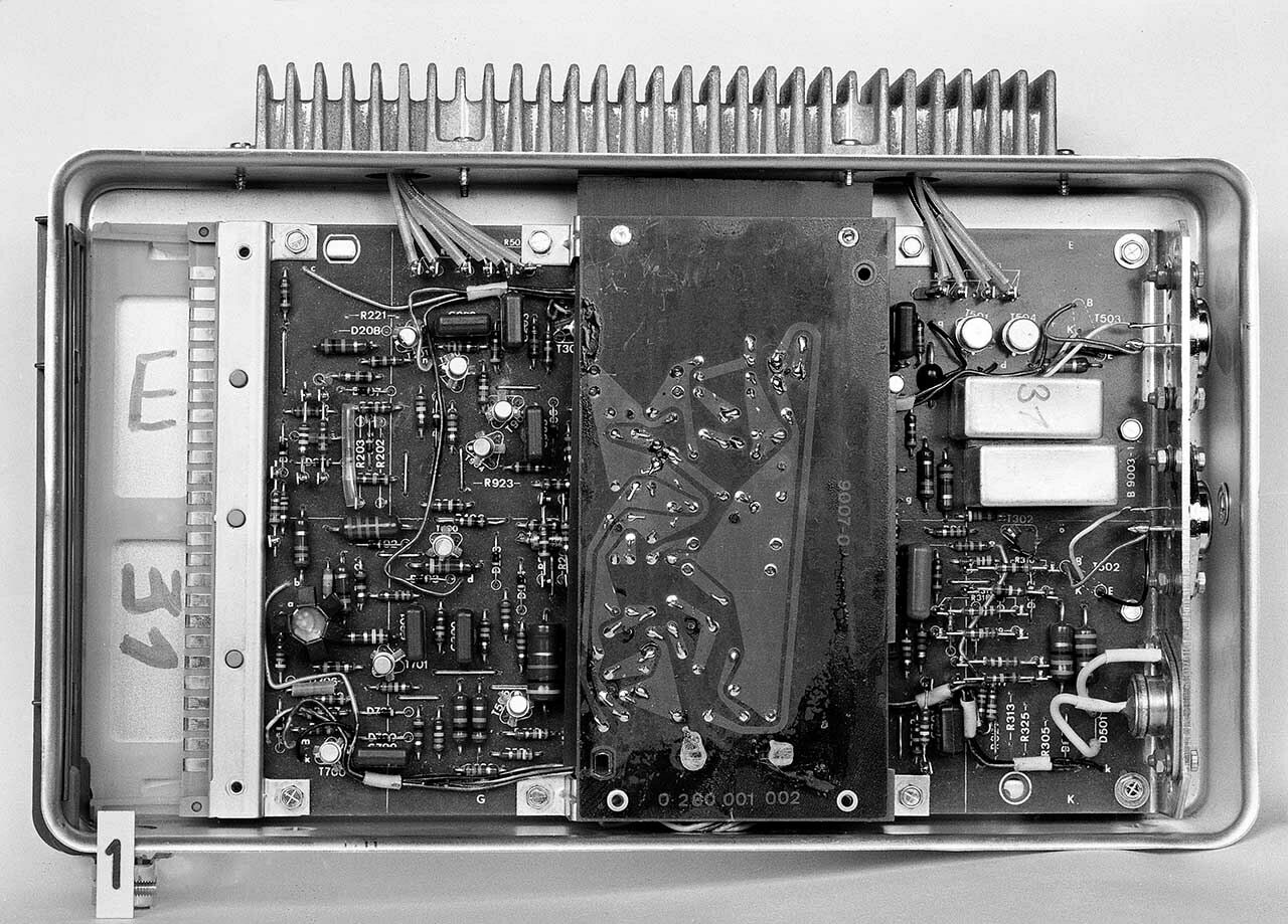 Alte Technik: Das Steuergerät der Einspritzanlage im Mercedes Coupé 250 CE enthält 270 elektronische Bauelemente, darunter etwa 30 Transistoren und 45 Dioden