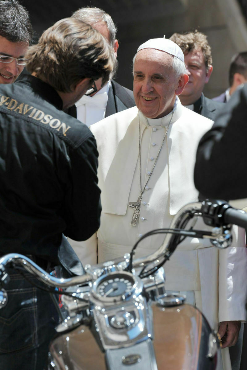 Den Tank der Dyna Super Glide hat der Papst signiert, dazu gibt es ein Echtheitszertifikat