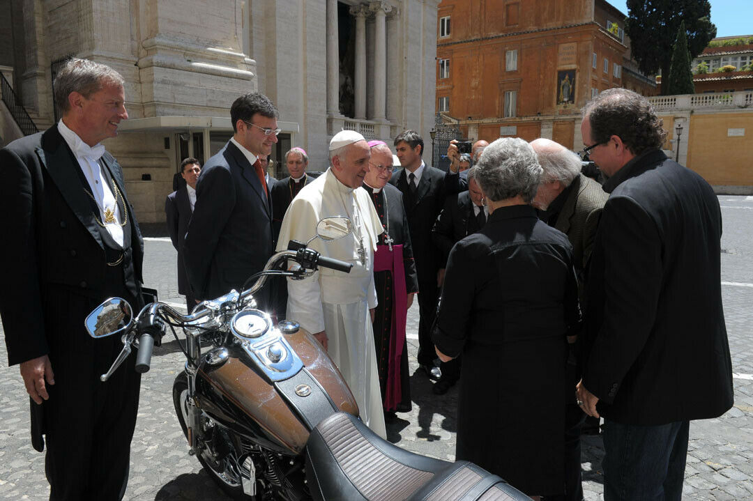 Der Papst und seine Harley. Im Juni 2013 wurde das Motorrad an Franziskus übergeben, gefahren ist er damit wohl nie