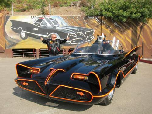 Erbauer George Barris und sein Batmobil vor dem Verkauf.