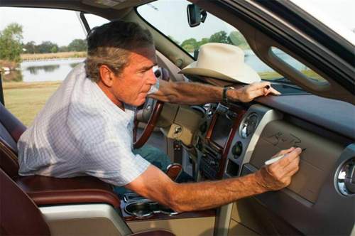 George Walker Bush unterzeichnet das Interieur des Ford.