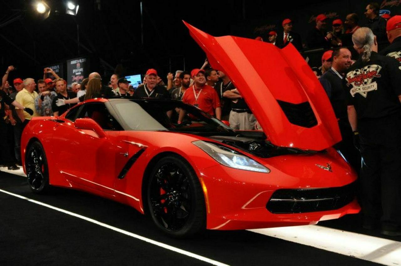 Die erste Corvette: Symbolisch fährt Chevrolet ein Vorserienmodell auf die Bühne.