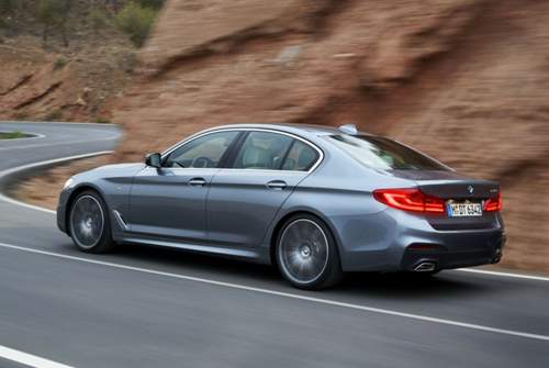 Bis zu 100 Kilogramm speckt die neue Generation im besten Fall im Vergleich zum Vorgänger ab, sagt BMW. Ein Beispiel: Der neue 530i wiegt 1.615 Kilogramm, der alte 528i 1.685 kg