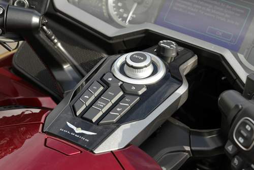 Für Nachtfahrten sind die Schalter auf der "Mittelkonsole" und am Lenker der Honda Gold Wing hinterleuchtet