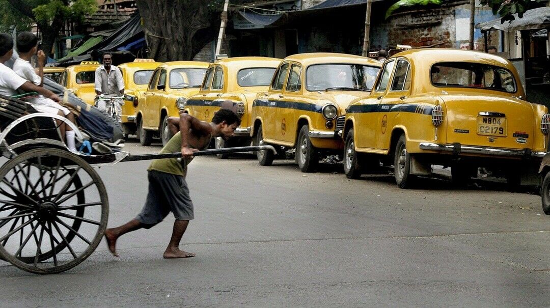 In Indien gehört der Hindustan Ambassador zum Straßenbild. Er war das erste in Indien gebaute Auto und ein Lizenzbau des Morris Oxford III