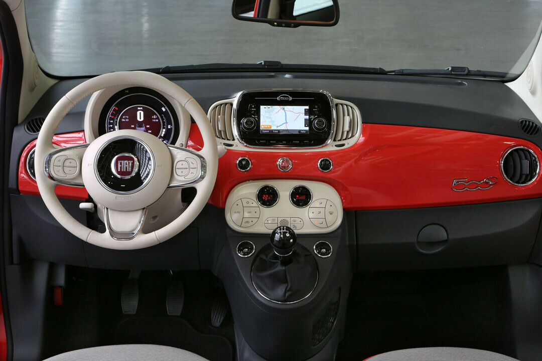Die wichtigste Neuerung im Innenraum des Fiat 500 ist das geschlossene Handschuhfach
