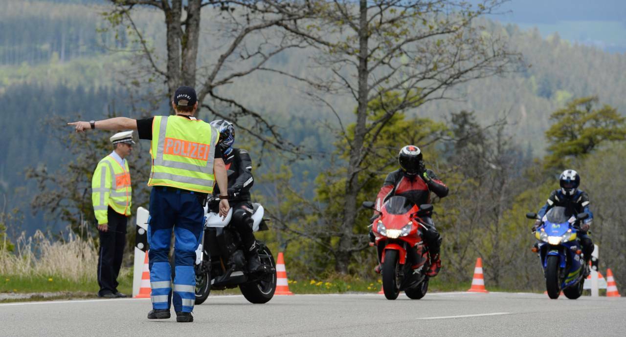 Motorrad-Kontrolle am Feldberg in Baden-Württemberg: Wegen des frühen Saisonbeginns rechnen die Statistiker mit einer Zunahme der Motorrad-Unfälle