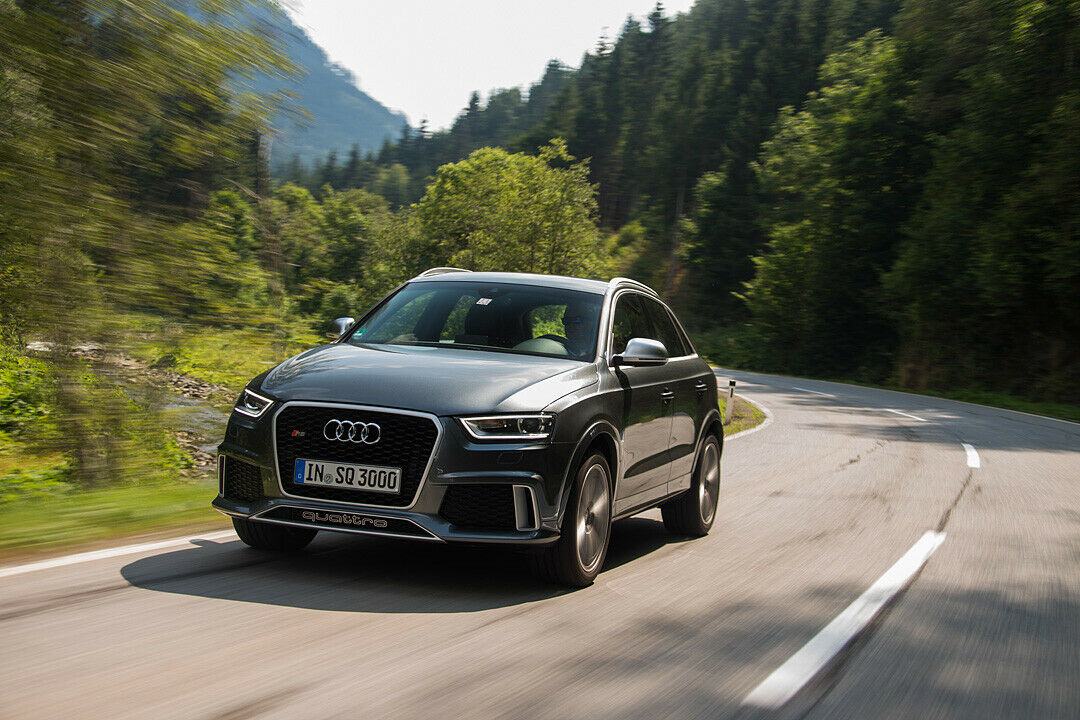 Der Audi RS Q3 ist das erste Kompakt-SUV mit mehr als 300 PS. Die Konkurrenz aus Stuttgart steht aber schon bereit