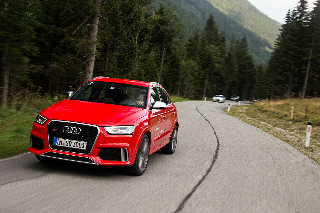 Der Fünfzylinder im RS Q3 klingt fein und zieht stark - ein Audi S3 beschleunigt allerdings schneller