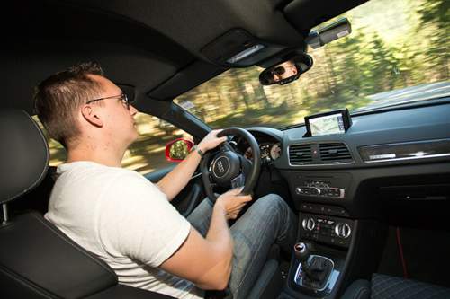 MT-Redakteur Constantin Bergander im Audi RS Q3. Die Kurven machen trotz hohem Schwerpunkt Spaß - das Gewicht stört mehr