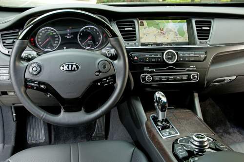 Kia K9: Die Bedieneinheiten am Lenkrad wirken zum Teil, als hätte man sie von einem Joystick oder einer Digitalkamera geliehen