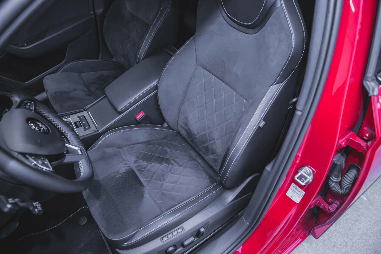 Bequeme Sitze im Superb Sportline, leider mit integrierter Kopfstützte